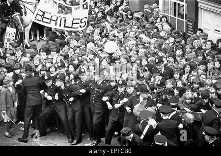 Premiere von 'A Hard Day Night', Menschenmassen Gather The Beatles vor dem Start des Northern premier in Liverpool erblicken. 10. Juli 1964. Stockfoto