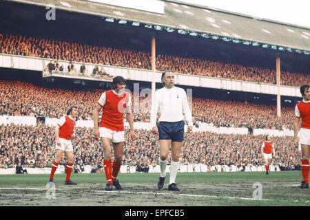 Arsenal Double Saison 1970-1971. Englische League Division One Match an der White Hart Lane. Tottenham Hotspur 0 V Arsenal 1. Arsenals Eddie Kelly mit Alan Gilzean der Spurs. 3. Mai 1971. Stockfoto