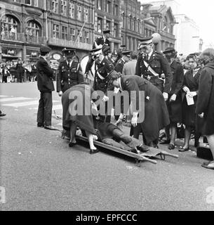 Premiere von 'A Hard Day Night', Menschenmassen Gather The Beatles vor dem Start des Northern premier in Liverpool erblicken. 10. Juli 1964. Stockfoto