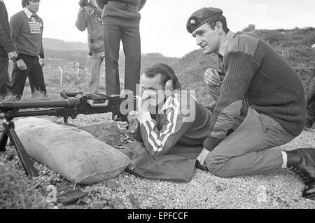 Southampton FC Spieler, Inhaber des FA Cups, versuchte ihre Hände auf eine andere Art der Aufnahme, wenn sie einen Besuch der Royal Anglian Regiment auf Salisbury Plain, Donnerstag, 25. November 1976 abgestattet. Peter Rodrigues. Stockfoto