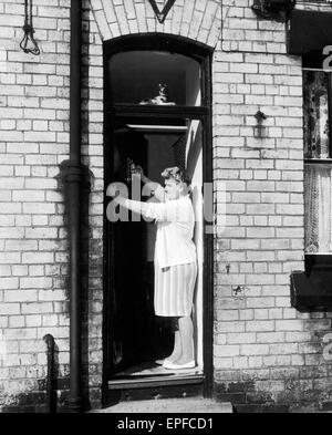 Elsie Starkey, Mutter von Ringo Starr, Juli 1964. Abgebildete Polieren Türklopfer an Nr. 10 Admiral Waldung, Liverpool.  Auch bekannt als Elsie Gleave Elsie Grab Stockfoto