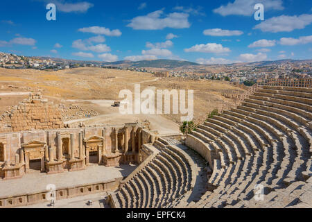 Ruinen von Jerash Jordanien Süd Theater und Blick auf moderne Stadt Stockfoto