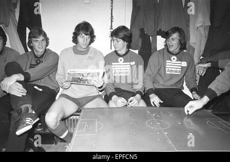 Erhalten Sie Southampton FC Kader der ersten Mannschaft, eine Pep Talk von Manager Lawrie McMenemy, vor dem nächsten Spiel gegen den FC Chelsea, 29. Oktober 1976. Stockfoto