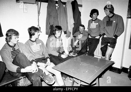 Erhalten Sie Southampton FC Kader der ersten Mannschaft, eine Pep Talk von Manager Lawrie McMenemy, vor dem nächsten Spiel gegen den FC Chelsea, 29. Oktober 1976. Stockfoto