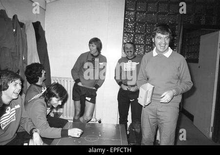 Erhalten Sie Southampton FC Kader der ersten Mannschaft, eine Pep Talk von Manager Lawrie McMenemy, vor dem nächsten Spiel gegen den FC Chelsea, 29. Oktober 1976. Stockfoto