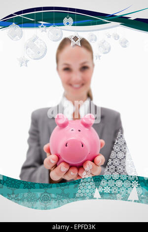 Zusammengesetztes Bild der Piggy Bank angeboten werden, mit einem Lächeln Bankangestellter Stockfoto