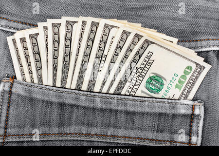 Ein hundert Dollar-Scheine stecken in der Gesäßtasche von schwarzen jeans Stockfoto