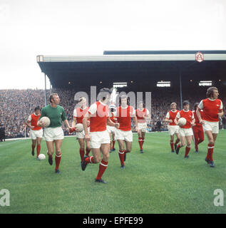 Arsenal Double Saison 1970-1971. Englische League Division One Spiel in Highbury. Arsenal 4 V Manchester United 0. Arsenal-Team parade Trophée messen ihren Fans vor dem Start des Spiels.  22. August 1970. Stockfoto