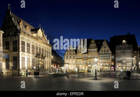 Die lokalen Haus der Wirtschaft, bekannt als das Schuetting Haus (L) steht auf dem historischen Marktplatz in Bremen, Deutschland, beleuchtete 23. April 2015. Foto: Ingo Wagner/dpa Stockfoto