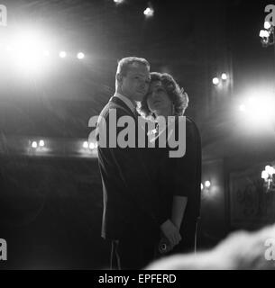 Marie Bell und Pierre Vaneck Proben eine Szene aus der Produktion von Francoise Sagans "Les Violons, Parfois" am Piccadily Theatre im Londoner West End zur Eröffnung eines fünfwöchigen Festivals des französischen Theaters.  20. Februar 1962. Stockfoto