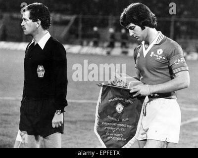 Porto gegen Manchester United, European Cup Winners Cup 1. Etappe in der Est‡dio Do Drag‹o, Porto, Portugal, 19. Oktober 1977 entsprechen. Martin Buchan, Manchester United Kapitän mit Club-Wimpel. Endstand: Porto 4-0 Man Utd Stockfoto