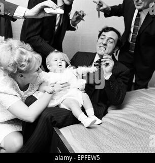 Es war ein Tag für die Taufe des 7 Monate alten Kathleen Donohue Shepperton Pfarrkirche. Harry Corbett war der Pate und Julie Foster seinen Co-Star in dem Film "The Binnenschiffer" war die Patin. Eric Sykes war dort auch als Freund der Familie. Wenn Stockfoto