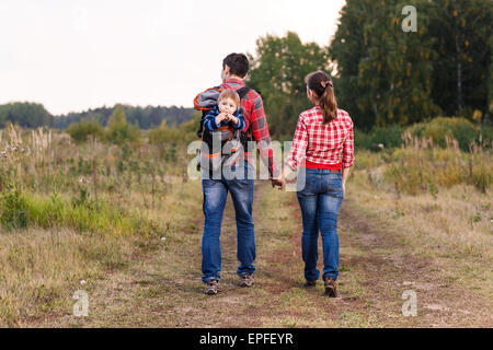 Baby Boy in Rucksack Stockfoto