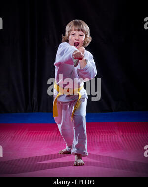 Kleine Junge Aikido Kämpfer auf schwarz Stockfoto