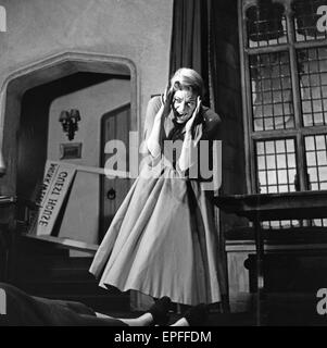 Schauspielerin Mary Law auf der Bühne als führende Dame Nummer fünf in "The Mousetrap" Bild genommen 1. Dezember 1957. Stockfoto