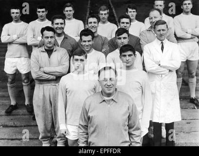 Manchester City Line up der Saison 1965 / 66. Hintere Reihe links rechts Mike Summerbee, Neil Young, Cliff Sear, Dave Bacuzzi, Mike Doyle, George Heslop, Alan Oakes. Nächste Zeile, Malcolm Allison, Harry Dowd, Alan Ogley, Dave Ewing. Dritte Reihe, Johnny Hart, Bo Stockfoto