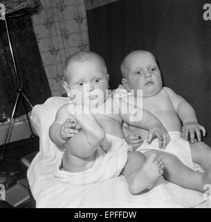 Zwillinge, Ian und Robert Kearns, die acht Pfund zwei Unzen wog, als sie geboren wurden.  Spielen Sie zu Hause zusammen. Geboren 22. April 1962 Stockfoto