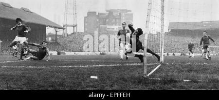 Englische League Division One Match an der Stamford Bridge.  Chelsea FC 1 V Manchester United 3. George Best Beatle schneiden Fackeln wildy wie er Uniteds zweite Tor vorbei an hektischen Chelsea Torhüter Peter Bonetti - ein Meisterwerk der schnellen denken rammt.  5. November 1966. Stockfoto