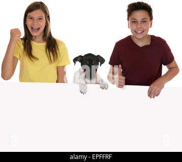 Lachende Kinder Mit Leerem Plakat, Textfreiraum Und Hund Stockfoto