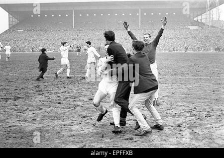 Manchester United gegen Southampton, FA-Cup-Halbfinalspiel im Villa Park, Samstag, 27. April 1963. Endstand: Manchester United 1: 0 Southampton Publikum Teilnahme 68.000 Stockfoto
