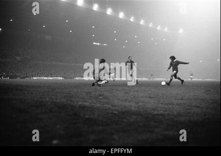 Manchester United Fußballer George Best in Aktion gegen den FC Chelsea, während der Liga-Cup vierten Runde Spiel im Old Trafford. 28. Oktober 1970. Stockfoto