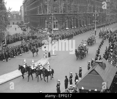 Die Beförderung Prozession von Prinzen und Prinzessinnen des Blutes Royal eskortiert von der NCO der Household Cavalry entlang der Northumberland Avenue zur Westminster Abbey für die Krönung von Queen Elizabeth 2. Juni 1953 Stockfoto