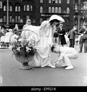 Whit Wanderer in Manchesters Albert Square. 11. Juni 1962 Stockfoto