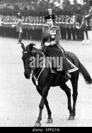 Die Königin nimmt Teil an Trooping die Farbe Zeremonie mit dem 1. Bataillon Irish Guards, Horse Guards Parade,, London, Samstag, 14. Juni 1980. Stockfoto