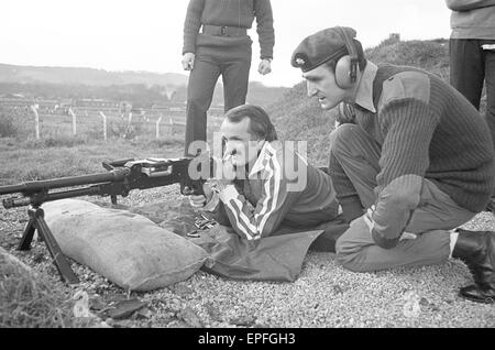 Southampton FC Spieler, Inhaber des FA Cups, versuchte ihre Hände auf eine andere Art der Aufnahme, wenn sie einen Besuch der Royal Anglian Regiment auf Salisbury Plain, Donnerstag, 25. November 1976 abgestattet. Peter Rodrigues. Stockfoto