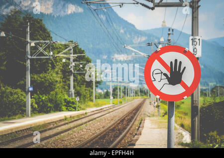 Ein Warnsignal an einem Bahnhof In den Alpen In Österreich Stockfoto