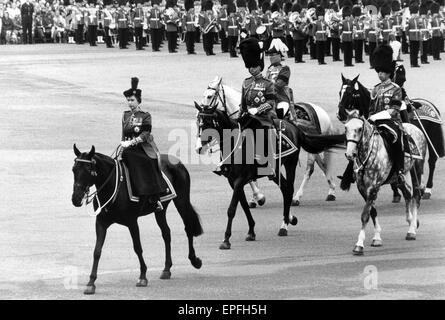 Die Königin nimmt Teil an Trooping die Farbe Zeremonie mit 1st Battalion Coldstream Guards, Horse Guards Parade, London, Samstag, 3. Juni 1972.  Tragen schwarze Armbinde in Erinnerung für ihren Onkel, den Herzog von Windsor, die 28. Mai 1972 verstorben. Stockfoto