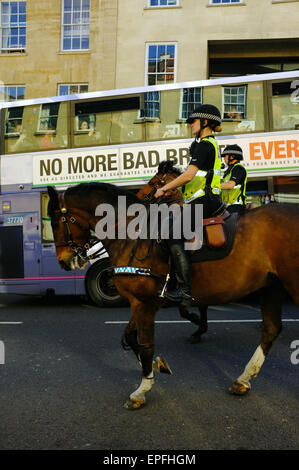 Britische Polizei auf dem Pferderücken übergeben einen Bus auf der High Street während einer Protestaktion in Bristol. Stockfoto