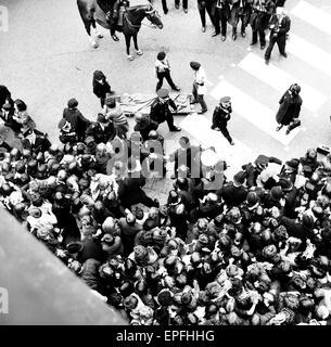 Premiere von 'A Hard Day Night', Menschenmassen Gather The Beatles vor dem Start des Northern premier in Liverpool erblicken. 10. Juli 1964. Stockfoto