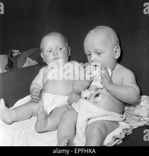 Zwillinge, Ian und Robert Kearns, die acht Pfund zwei Unzen wog, als sie geboren wurden.  Spielen Sie zu Hause zusammen. Geboren 22. April 1962 Stockfoto