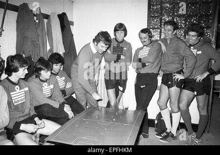 Erhalten Sie Southampton FC Kader der ersten Mannschaft, eine Pep Talk von Manager Lawrie McMenemy, vor dem nächsten Spiel gegen den FC Chelsea, 29. Oktober 1976. Stockfoto