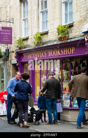 Menschen stehen und im Chat auf der Straße außerhalb Octavias Buchhandlung, eine kleine unabhängige Buchhändler einkaufen, Blackjack Street, Cirencester, Gloucestershire, England UK Stockfoto