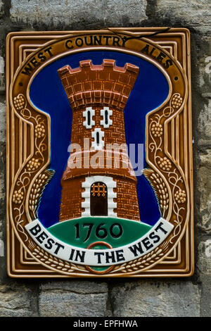 Westen des Landes Ales "Besten im Westen" Keramik Zeichen an einer Kneipe Wand in Cirencester, Gloucestershire, England UK Stockfoto