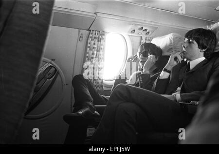 Die Beatles in Liverpool für die Premiere von a Hard Day Night. Paul McCartney und Ringo Starr im Bild hier im Flugzeug auf dem Weg nach Liverpool. 10. Juli 1964. Stockfoto