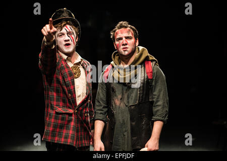 Zweiten Jahr Theaterwissenschaft Studenten an der Aberystwyth University Durchführung eine seltene Bühnenadaption des Russell Hobans Kultroman "Riddley Wanderer", Regie: David Rabey, bei dem Schlosstheater Aberystwyth Wales UK. Stockfoto