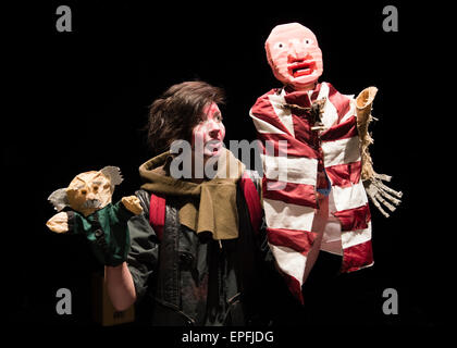 Zweiten Jahr Theaterwissenschaft Studenten an der Aberystwyth University Durchführung eine seltene Bühnenadaption des Russell Hobans Kultroman "Riddley Wanderer", Regie: David Rabey, bei dem Schlosstheater Aberystwyth Wales UK. Stockfoto