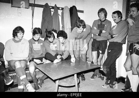 Erhalten Sie Southampton FC Kader der ersten Mannschaft, eine Pep Talk von Manager Lawrie McMenemy, vor dem nächsten Spiel gegen den FC Chelsea, 29. Oktober 1976. Stockfoto