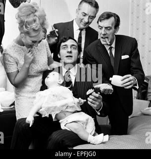 Es war ein Tag für die Taufe des 7 Monate alten Kathleen Donohue Shepperton Pfarrkirche. Harry Corbett war der Pate und Julie Foster seinen Co-Star in dem Film "The Binnenschiffer" war die Patin. Eric Sykes war dort auch als Freund der Familie. Wenn Stockfoto