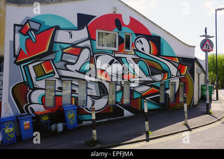 Eine Wand in Bristol bedeckt in farbenfrohe Kunst Graffiti. Stockfoto