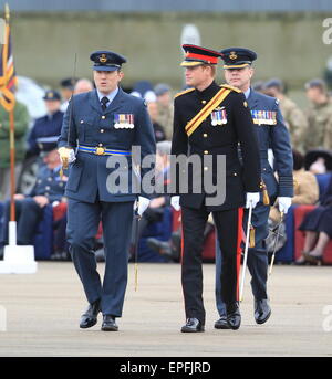 Prinz Harry, trifft sich mit Service-Personal und ihre Familien, als er 26 Geschwader präsentiert einen neuen Standard in seiner Rolle als Honorary Luft Kommandant des RAF-Basis.  Mitwirkende: Prinz Harry Where: Suffolk, Großbritannien wenn: 13. November 2014 Credit: WENN.com Stockfoto