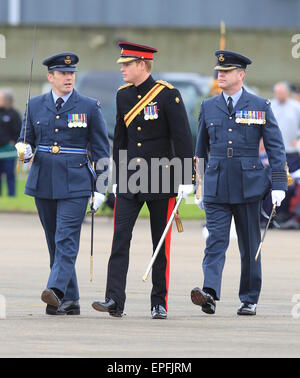 Prinz Harry, trifft sich mit Service-Personal und ihre Familien, als er 26 Geschwader präsentiert einen neuen Standard in seiner Rolle als Honorary Luft Kommandant des RAF-Basis.  Mitwirkende: Prinz Harry Where: Suffolk, Großbritannien wenn: 13. November 2014 Credit: WENN.com Stockfoto