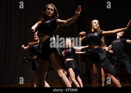 Tänzer: Gruppen von Waliser Universität Studentinnen im Wettbewerb mit einem Inter College Tanzwettbewerb im Kunstzentrum Aberystwyth, Wales UK Stockfoto