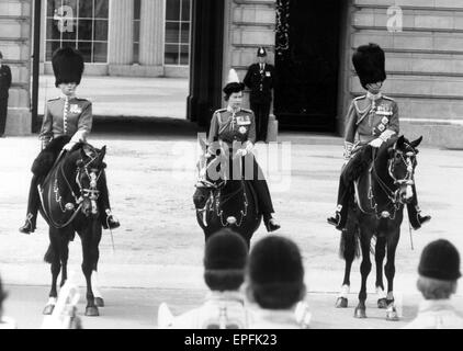 Die Königin nimmt Teil an Trooping die Farbe Zeremonie mit 1. Bataillon Grenadier Guards, Horse Guards Parade London, Samstag, 14. Juni 1975. Stockfoto