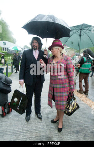 London UK. 18. Mai 2015. Laurence LLewelyn Bowen mit seiner Frau im 2015 Chelsea Flower show Credit: Amer Ghazzal/Alamy Live-Nachrichten Stockfoto