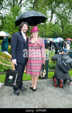 London UK. 18. Mai 2015. Laurence LLewelyn Bowen mit seiner Frau im 2015 Chelsea Flower show Credit: Amer Ghazzal/Alamy Live-Nachrichten Stockfoto