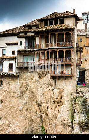 Blick über die Schlucht, die wenigen verbleibenden Casas Colgados (hängenden Häuser) in der Altstadt von Cuenca in Kastilien-La Mancha, Centra Stockfoto